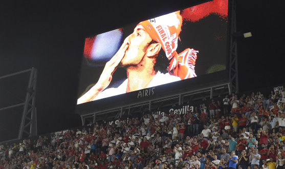 Imagen de Antonio Puerta en el vídeomarcador en una de las ediciones del trofeo dedicado al jugador