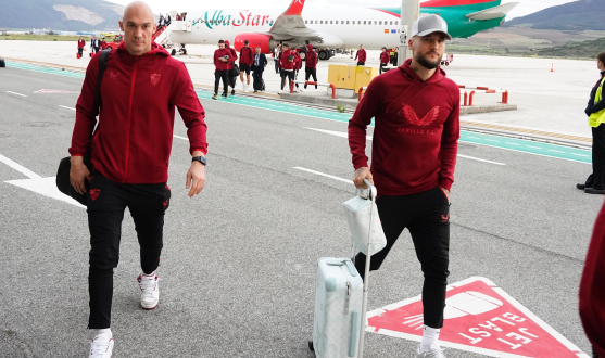El Sevilla FC aterriza en el Aeropuerto de Pamplona