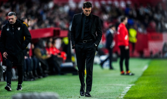 Diego Alonso on the touchline against Villarreal CF