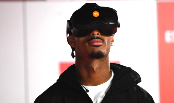 Badé tries out the new ‘Sevilla FC Immersive Experience’