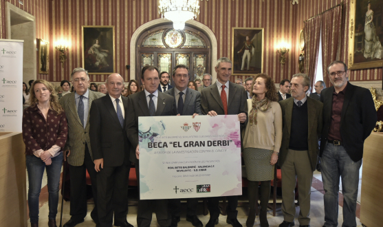 Antonio Álvarez junto a Juan Espadas y Ernesto Sanguino en la presentación de la beca ´El Gran Derbi´ Antonio Álvarez en la presentación de la beca ´El Gran Derbi´