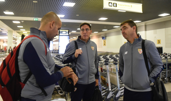 El entrenador sevillista en el aeropuerto de Moscú
