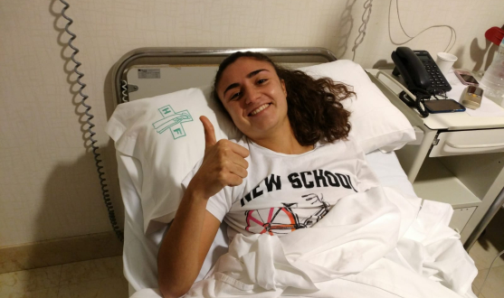 Blanca Moreno posa tras su operación de rodilla
