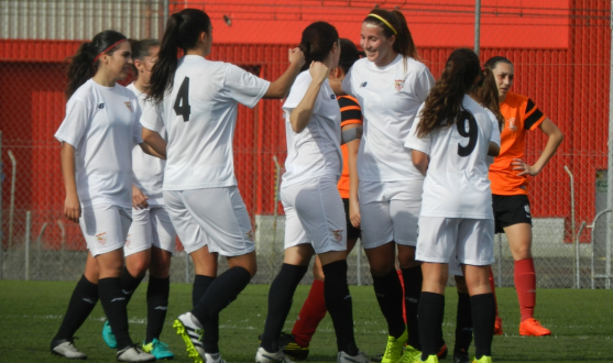 El Sevilla Femenino celebra un gol ante el Luis de Camoens