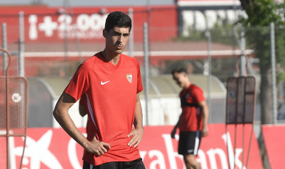 Carlos Fernández training with Sevilla FC