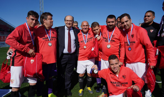José Castro con los jugadores del Sevilla FC Genuine