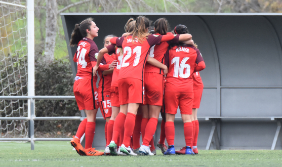 Las jugadoras del primer equipo femenino del Sevilla FC se abrazan para celebrar el gol de Toni Payne, que le ha dado la victoria frente al Madrid CFF
