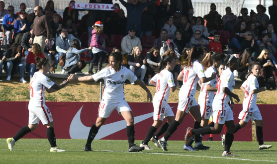 Las jugadoras del primer equipo femenino del Sevilla FC celebran el primer tanto en ElGranDerbi, marcado por Nagore Calderón