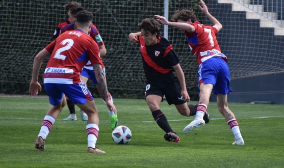 Imagen de Carlos Álvarez frente al Recreativo Granada