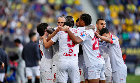 Sevilla FC celebrate the win in Cádiz