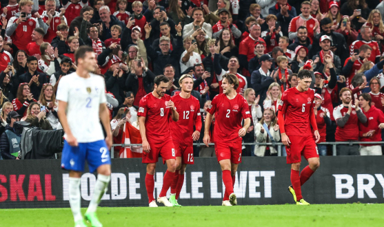 Dolberg y Delaney celebran un gol con Dinamarca