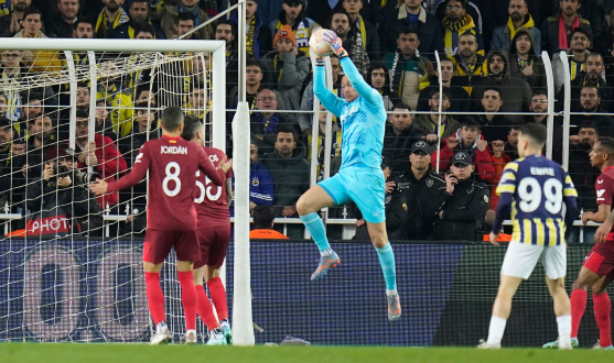 Dmitrovic catches the ball against Fenerbahçe