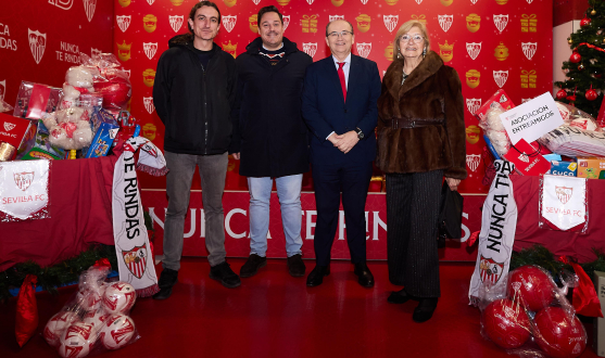 Entrega de juguetes a las entidades sociales de Sevilla