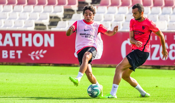 Carlos Álvarez and Jordán fight for the ball