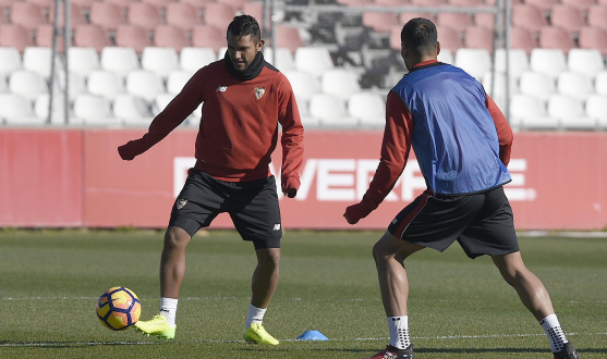 Walter Montoya en un entrenamiento con el Sevilla FC