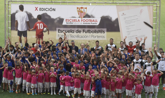 Foto de familia con alumnado de la Escuela de Football Antonio Puerta