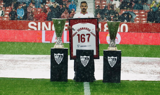 Homenaje a Fernando Reges antes del partido ante el Athletic Club