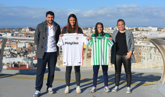 Los entrenadores del primer equipo femenino del Sevilla FC, Cristian Toro, y del Real Betis Féminas, María Pry, posan en el Mirador de Las Setas con Marta Carrasco y Nuria Ligero, Nana, dos de las capitanas de sus respectivos equipos