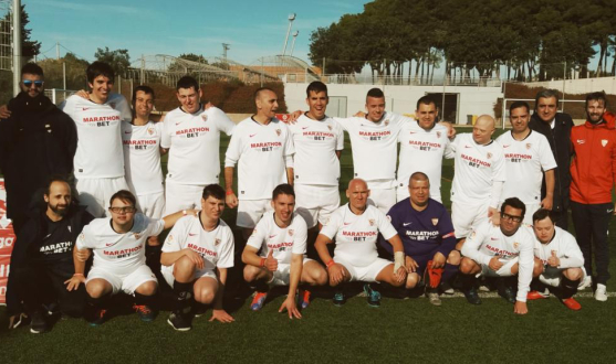 El equipo Sevilla FC Genuine antes de comenzar un partido