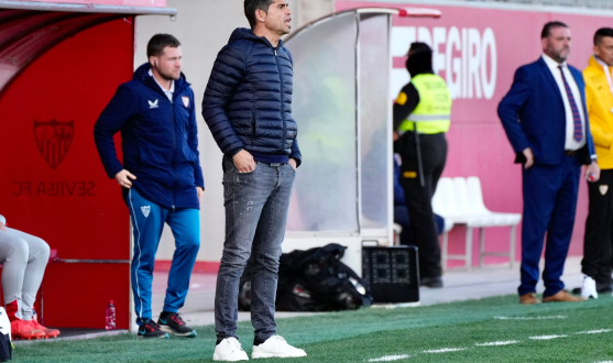 Antonio Hidalgo on the sidelines against Cádiz CF Mirandilla