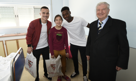 Roque Mesa and Quincy Promes bring gifts alongside Gabriel Ramos