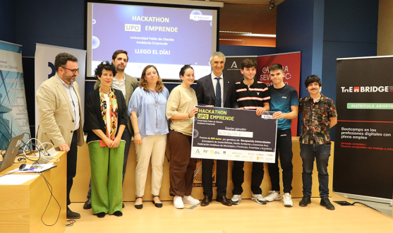 Antonio Álvarez entrega el premio a los ganadores del II Hackaton UPOEmprende