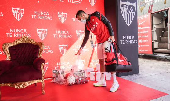 Joan Jordán deposita regalos a su llegada al estadio