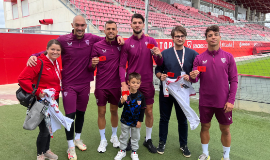 Meet and greet de socios rojos con jugadores del Sevilla FC