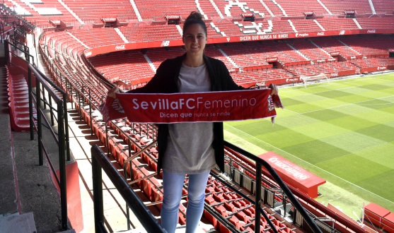 Noelia Gil posa en la grada del Sánchez-Pizjuán con la bufanda del Sevilla FC Femenino