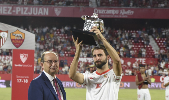 Pareja lifts the Antonio Puerta trophy