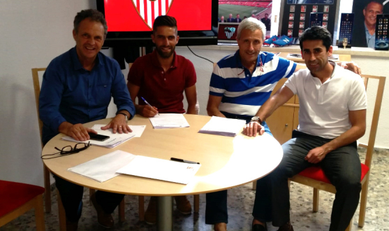 Pejiño firma su contrato con el Sevilla Atlético