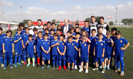 Visita del presidente José Castro a los niños del Campus Football & English