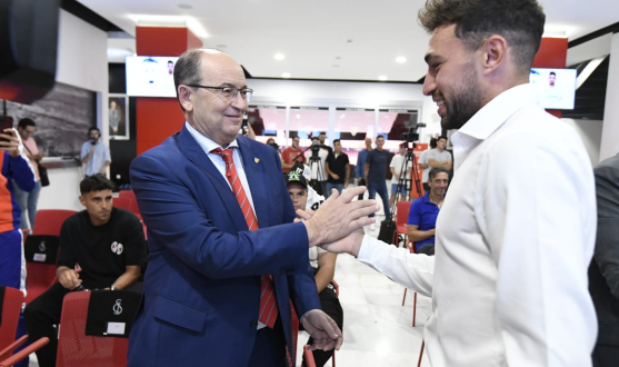 El presidente José Castro saluda a Munir El-Haddadi