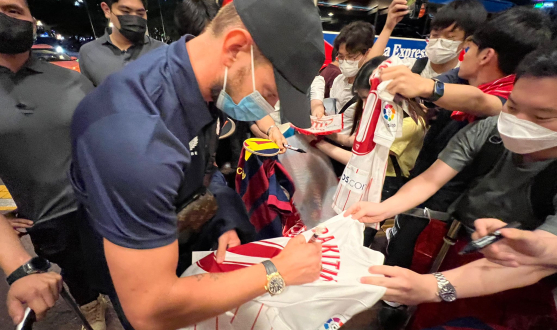 Sevilla FC are welcomed to Seoul by fans