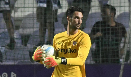Sergio Rico ante el Újpest FC