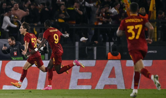 La Roma celebra su gol ante el Leverkusen