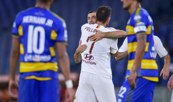 Mkhitaryan y Pellegrini se abrazan tras uno de los goles romanistas