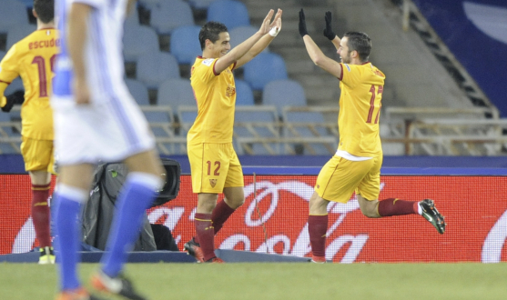 Ben Yedder y Sarabia celebran un gol en Anoeta