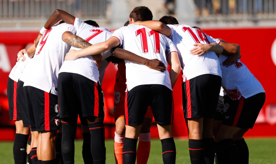 Jugadores del Sevilla Atlético antes de un partido