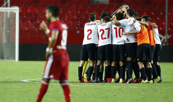 Jugadores del Sevilla Atlético celebran un triunfo