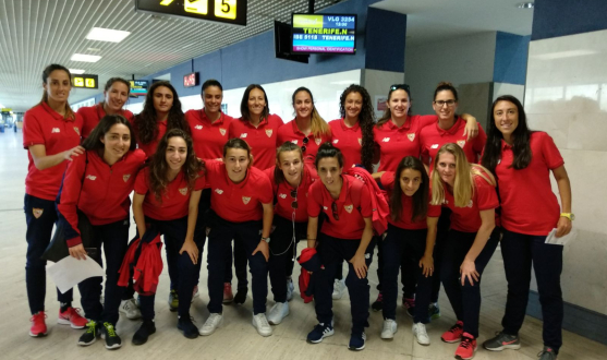 El Sevilla FC Femenino en el aeropuerto de Sevilla