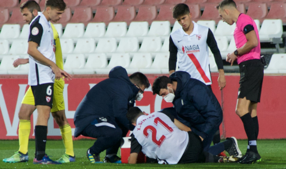 Xavi Sintes cae lesionado en el partido ante el Villarreal B