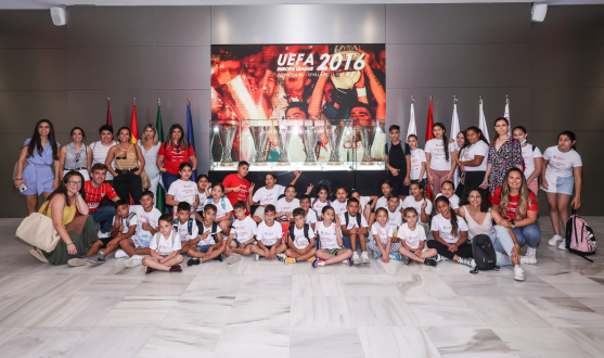 Visita al Sevilla FC Stadium Tour de los alumnos del Polígono Sur