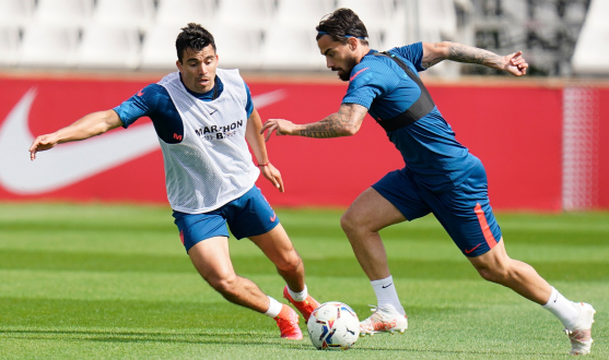 Suso y Acuña durante un entrenamiento del Sevilla FC