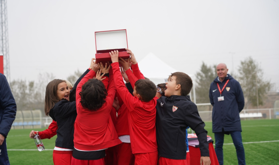 La Escuela Antonio Puerta levanta el III Torneo 'Roja y Blanca Navidad'