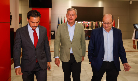 José Castro y José María del Nido Carrasco, junto al alcalde de Sevilla José Castro y José María del Nido Carrasco, junto al alcalde de Sevilla