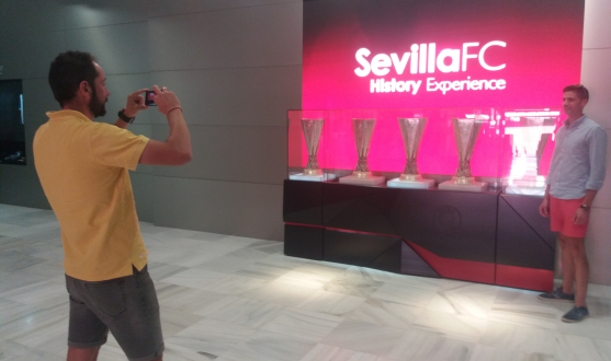 Machín takes a photo of a friend during the Sevilla FC RSP Stadium Tour 