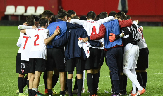 Los jugadores del Sevilla Atlético celebran la victoria 