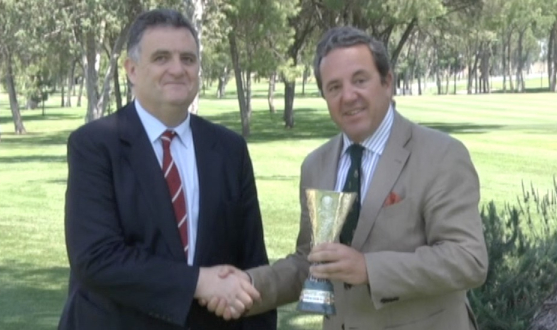 El consejero Juan Luis Villanueva entrega la réplica de la UEFA