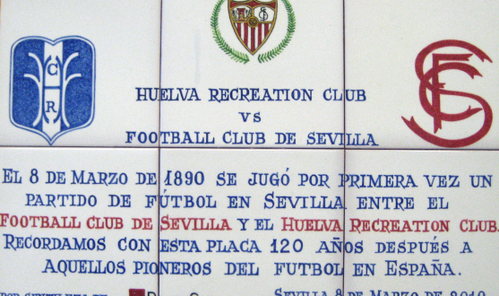 Azulejo rememorativo del primer partido de fútbol en España